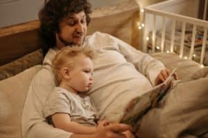 Бумажная или электронная книга для ребёнка: сравнение форматов для чтения и развития