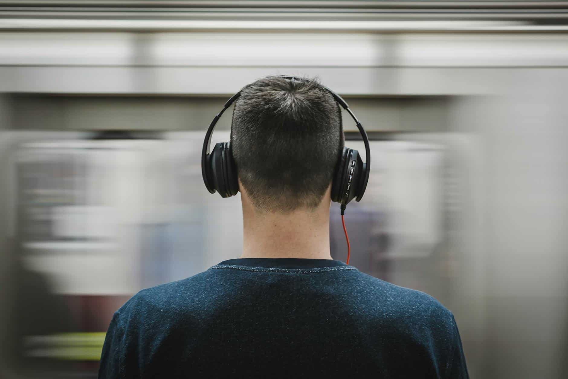 Читать или слушать книги: что лучше и как выбрать свой формат