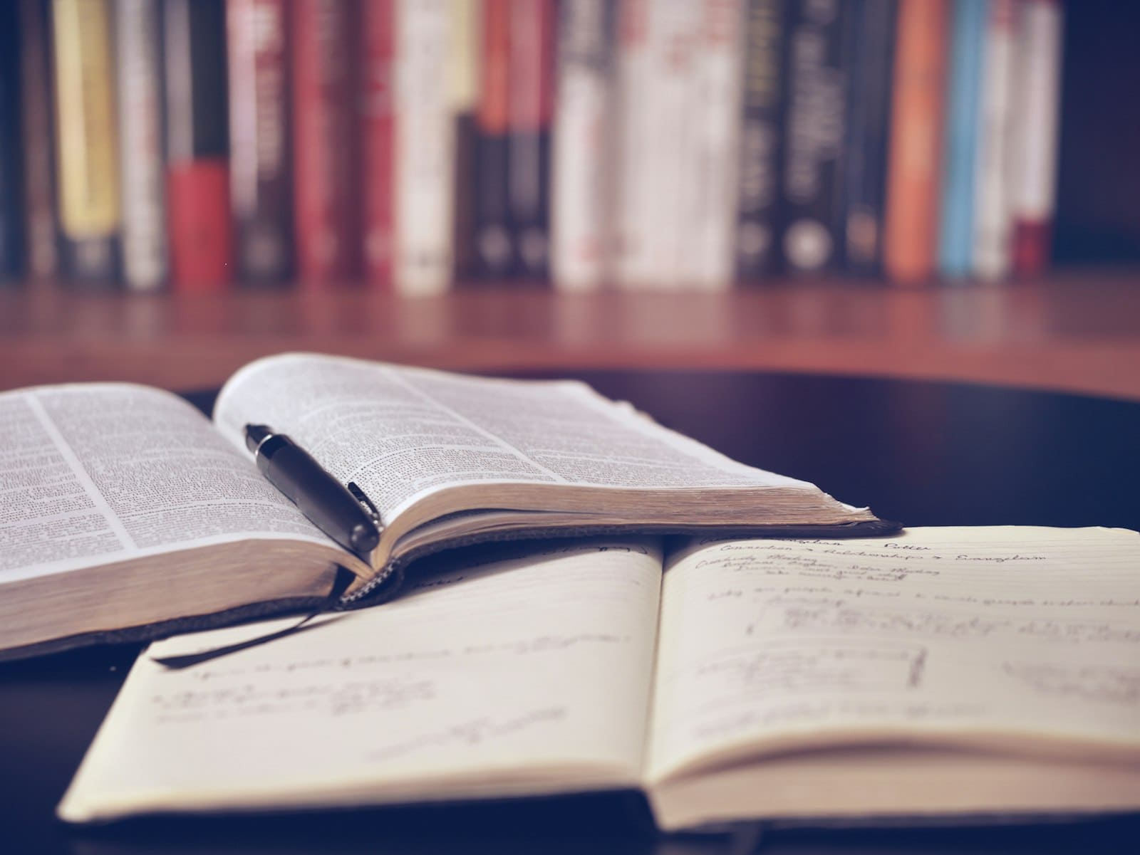 открытая книга для спокойного чтения