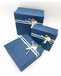 Синяя подарочная коробка с цветком